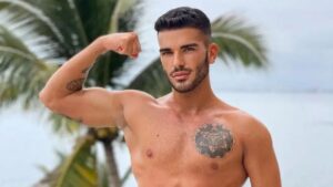 L'acteur porno gay espagnol Pol Prince, torse nu devant un palmier